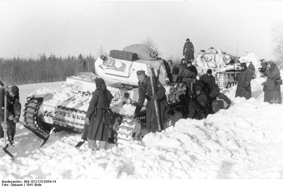 Ostfront: Deutscher Panzer im Schnee (Dezember 1941)